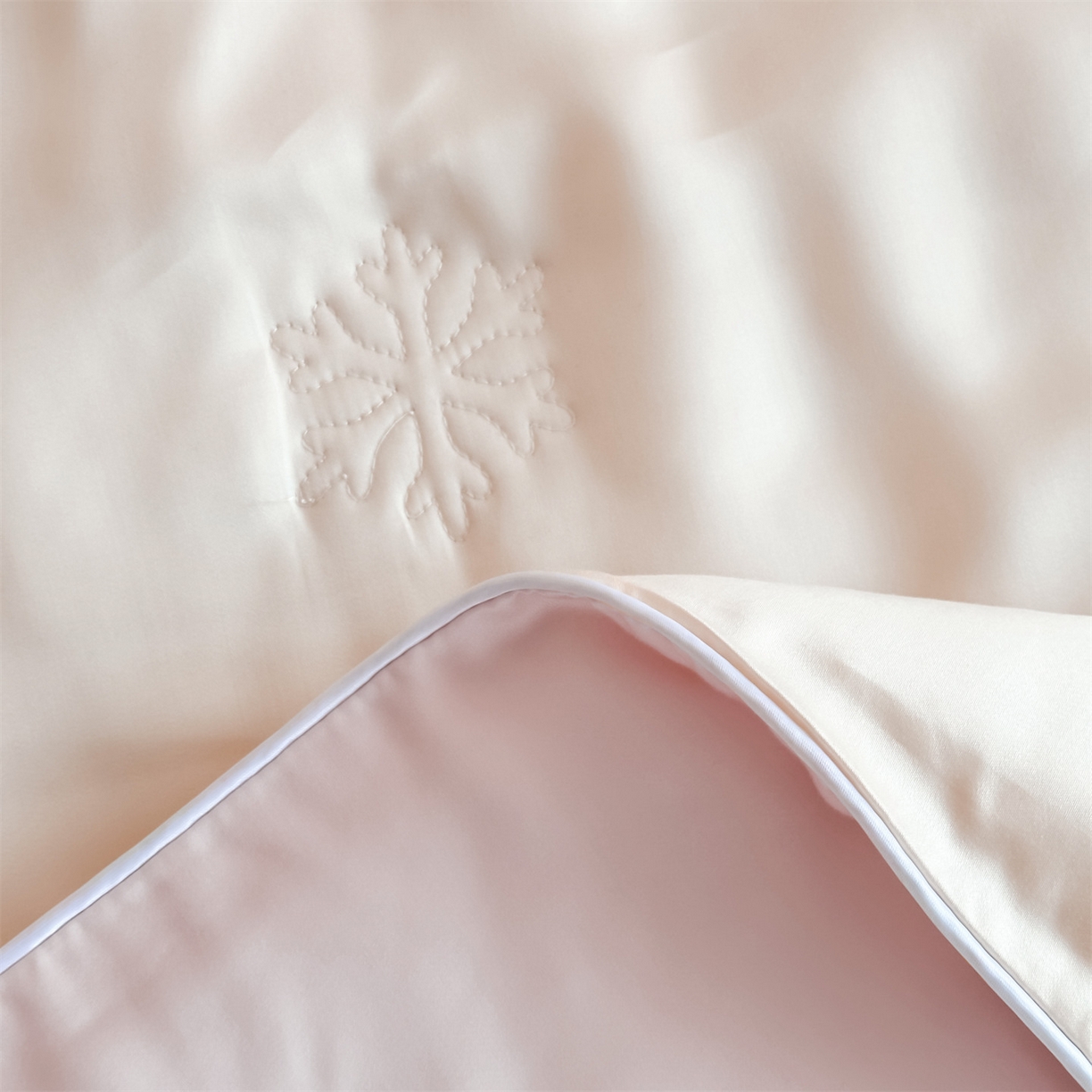 91家纺网 家纺一手货源 找家纺 无界 2026新款水洗真丝夏被-麻绳雪花绗缝-伊芙琳 伊芙琳 杏白+素粉