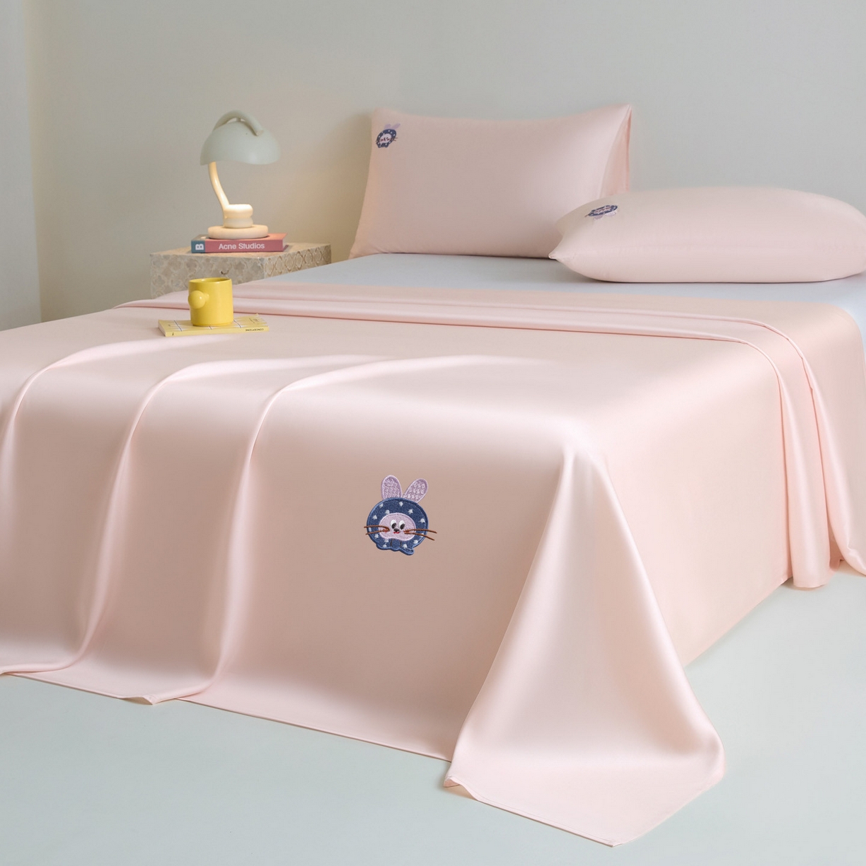 91家纺网 家纺一手货源 找家纺 DC 2026新款莱赛尔天丝卡通刺绣单品床单 冰雾粉