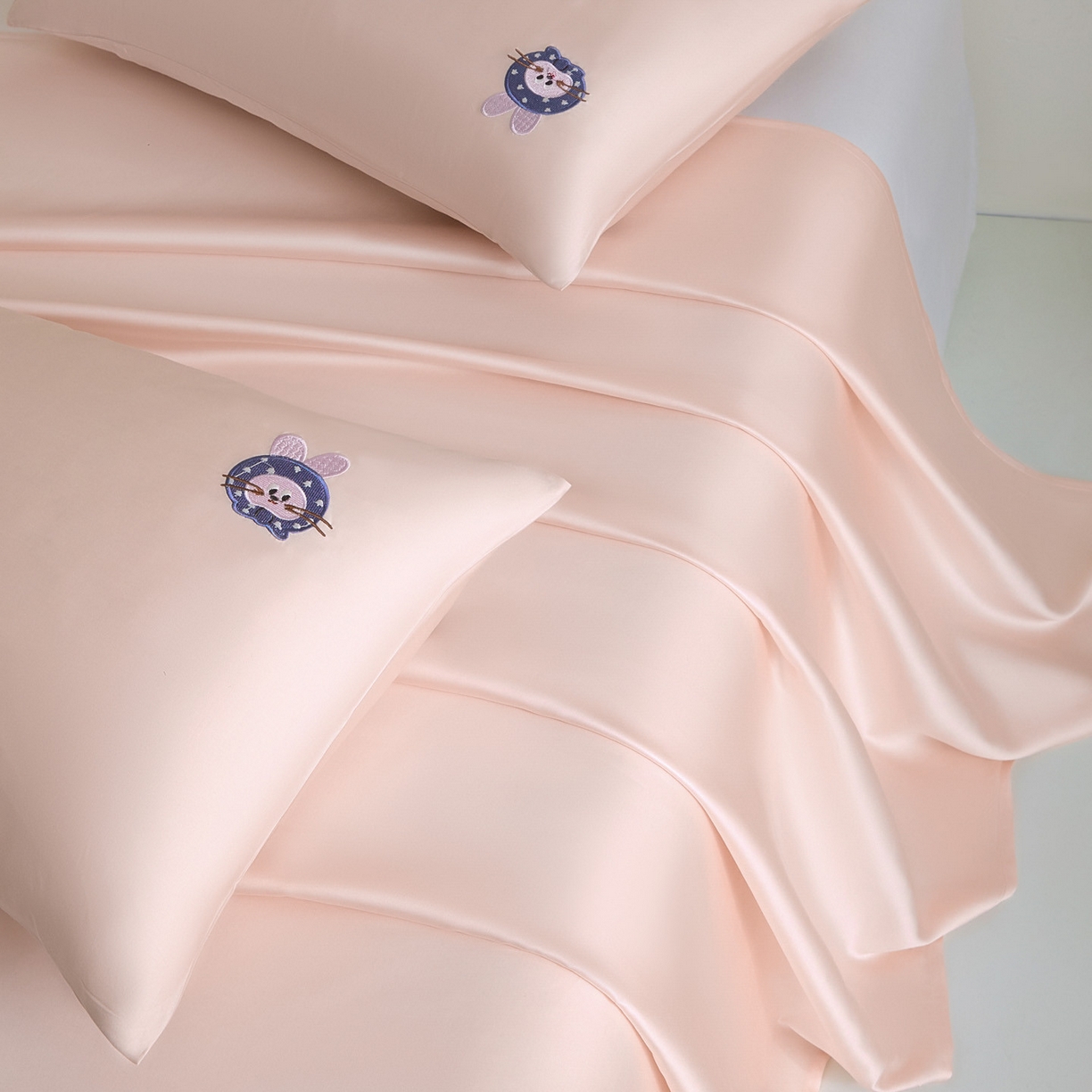 91家纺网 家纺一手货源 找家纺 DC 2026新款莱赛尔天丝卡通刺绣单品床单 冰雾粉