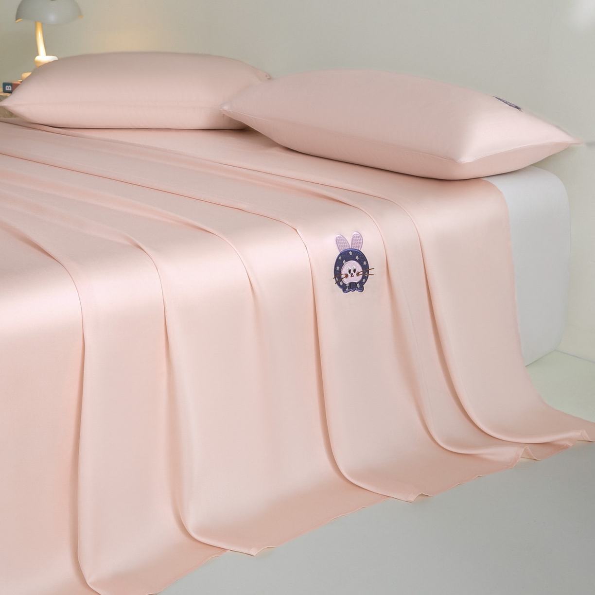 91家纺网 家纺一手货源 找家纺 DC 2026新款莱赛尔天丝卡通刺绣单品床单 冰雾粉