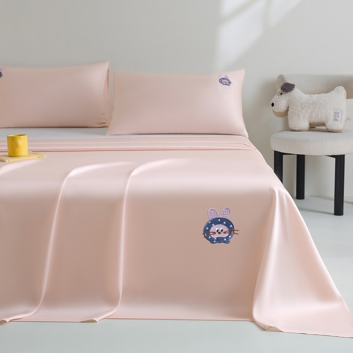 91家纺网 家纺一手货源 找家纺 DC 2026新款莱赛尔天丝卡通刺绣单品床单 冰雾粉