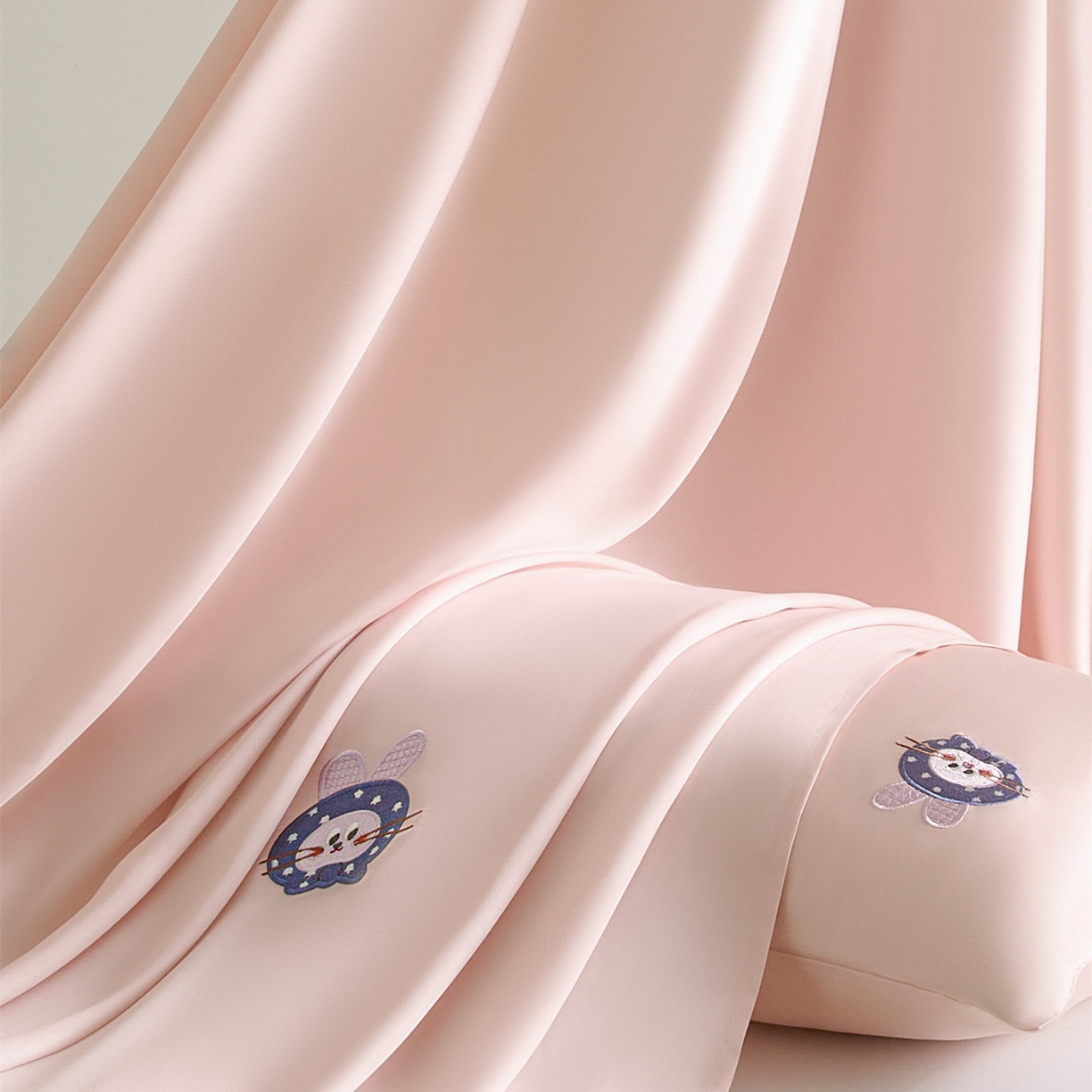 91家纺网 家纺一手货源 找家纺 DC 2026新款莱赛尔天丝卡通刺绣单品床单 冰雾粉