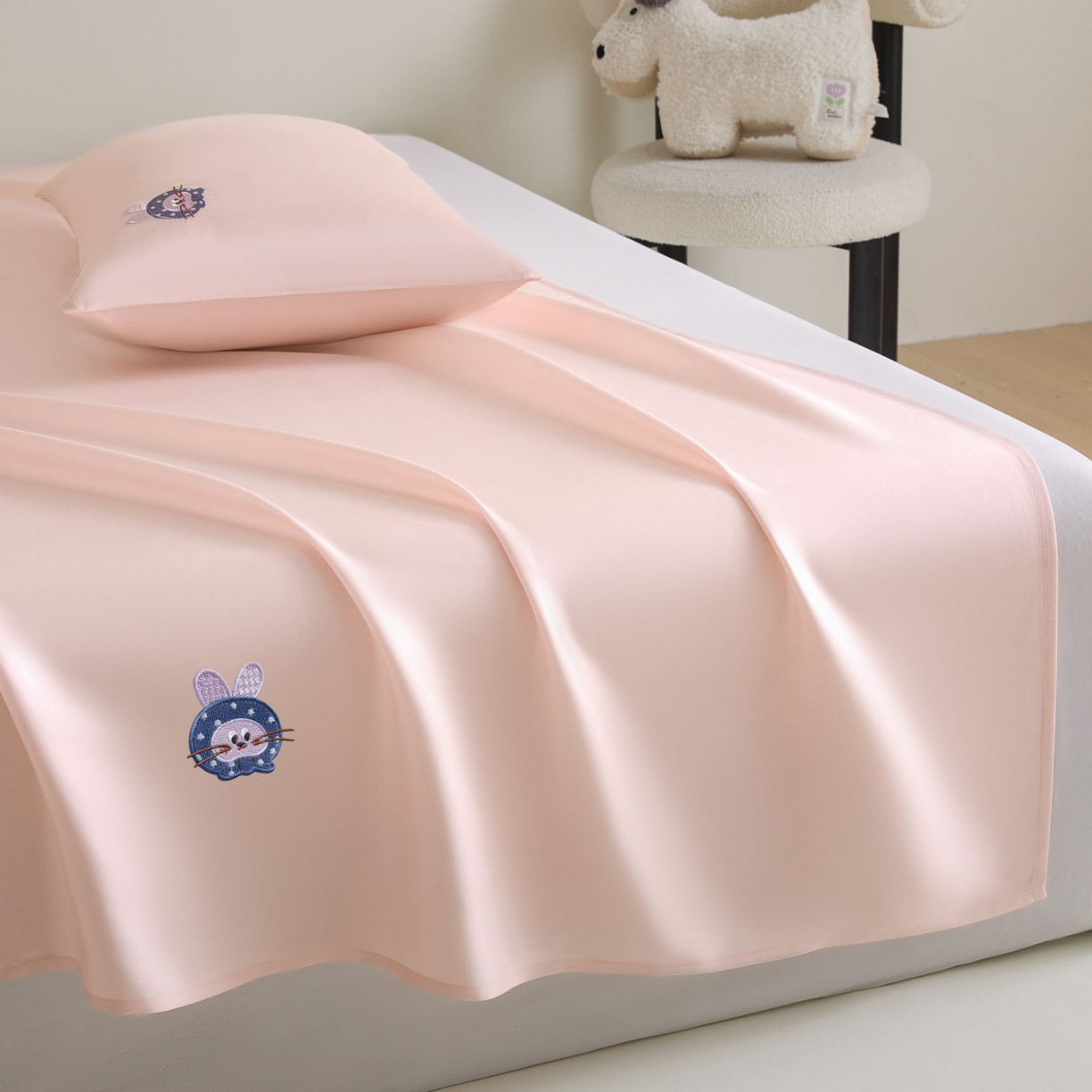 91家纺网 家纺一手货源 找家纺 DC 2026新款莱赛尔天丝卡通刺绣单品床单 冰雾粉