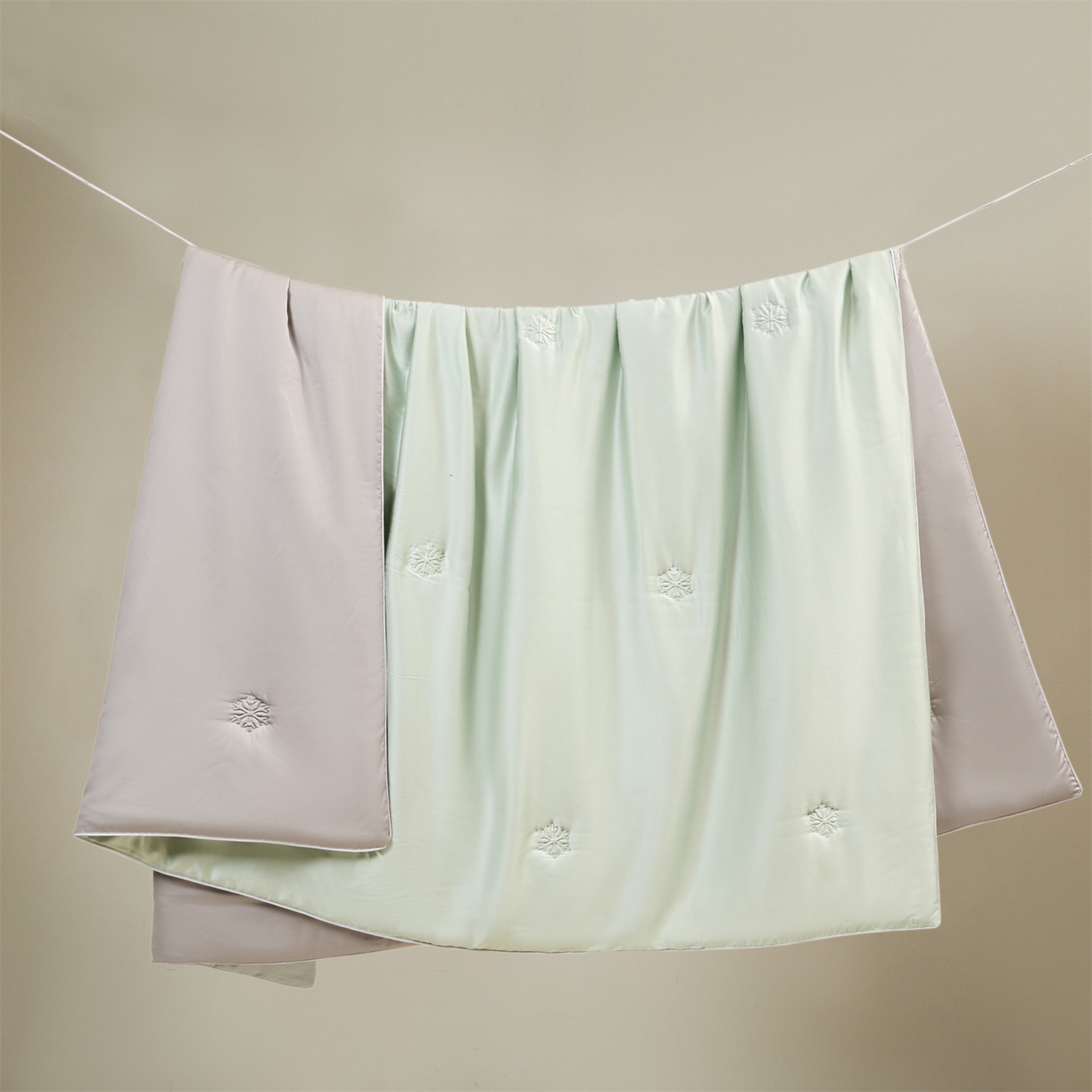 91家纺网 家纺一手货源 找家纺 无界 2026新款水洗真丝夏被-麻绳雪花绗缝-伊芙琳 伊芙琳 亚丁绿+冰川灰