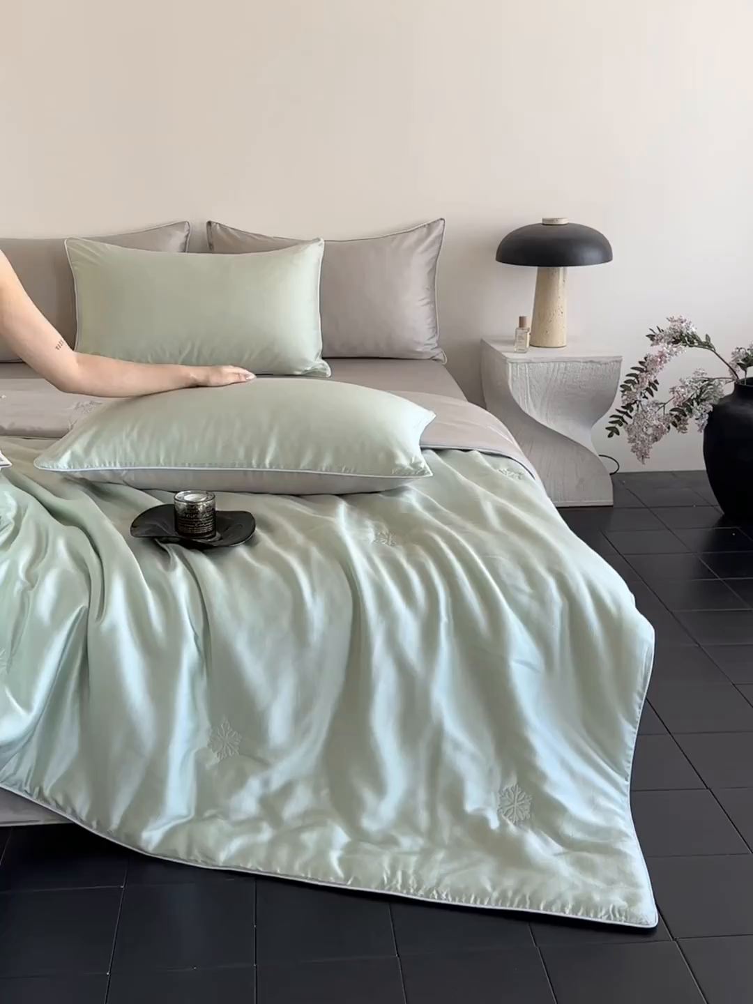 91家纺网 家纺一手货源 找家纺 无界 2026新款水洗真丝夏被-麻绳雪花绗缝-伊芙琳 伊芙琳 亚丁绿+冰川灰