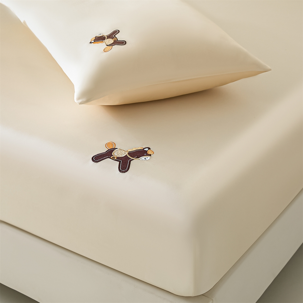 91家纺网 家纺一手货源 找家纺 DC 2026新款莱赛尔天丝卡通刺绣单品床笠 元气白桃