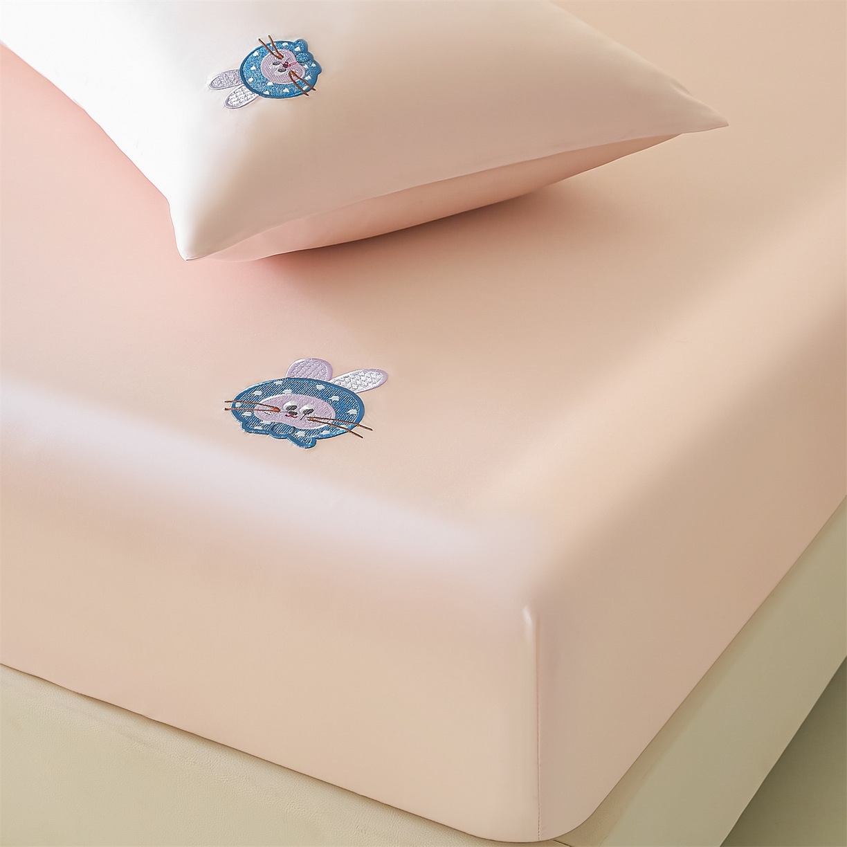 91家纺网 家纺一手货源 找家纺 DC 2026新款莱赛尔天丝卡通刺绣单品床笠 冰雾粉