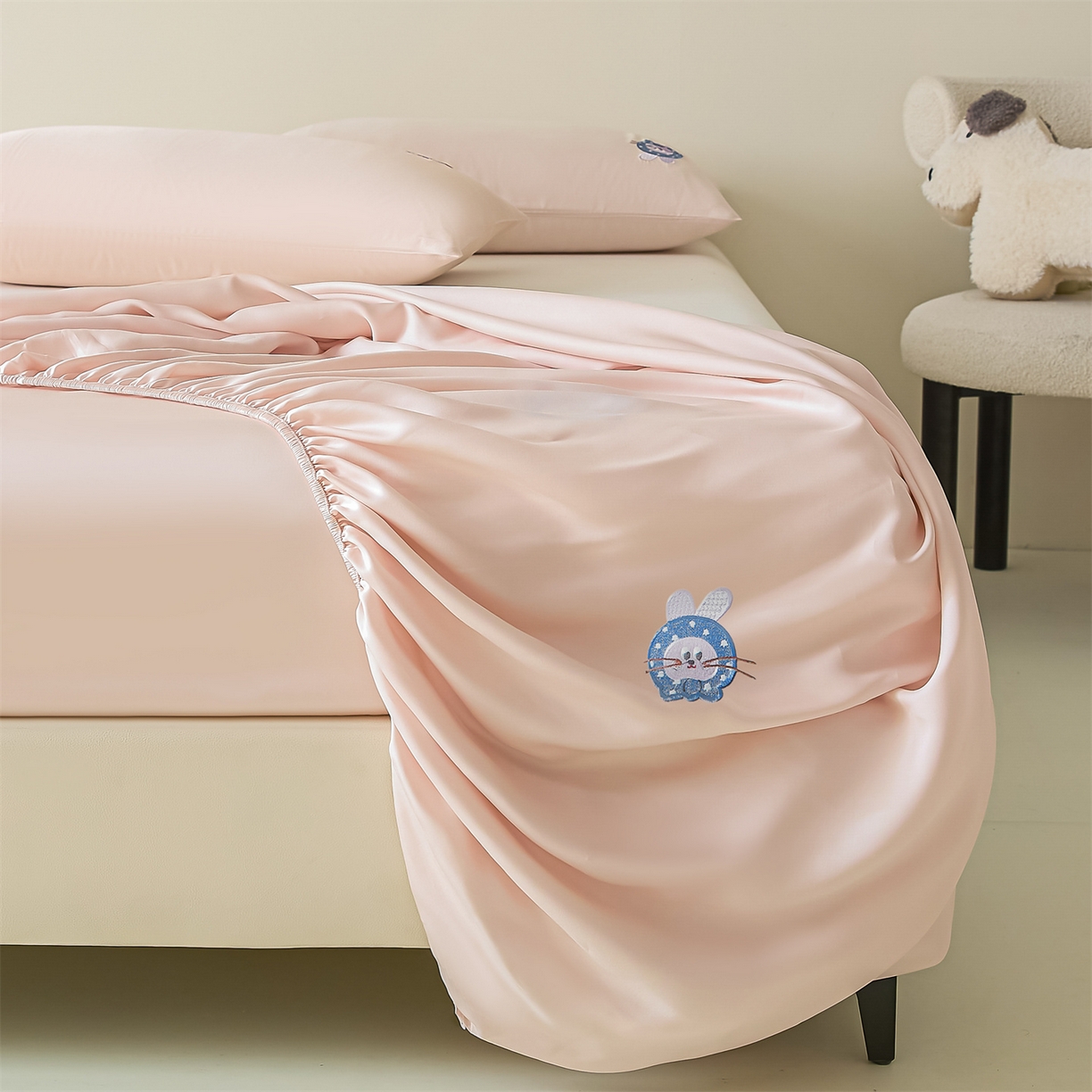 91家纺网 家纺一手货源 找家纺 DC 2026新款莱赛尔天丝卡通刺绣单品床笠 冰雾粉