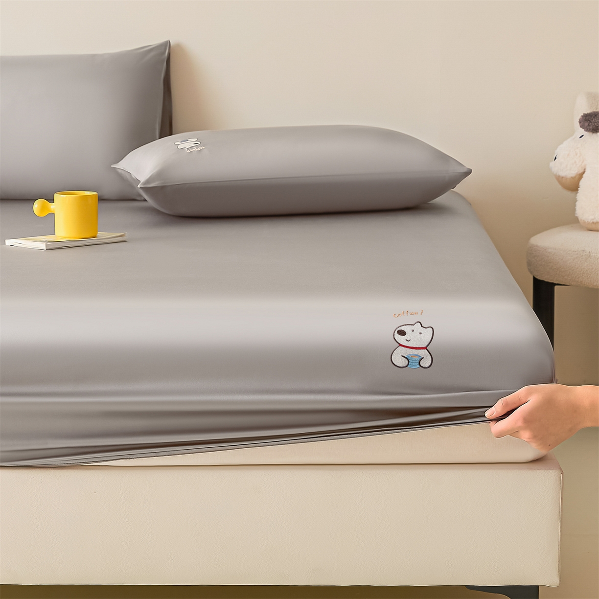 91家纺网 家纺一手货源 找家纺 DC 2026新款莱赛尔天丝卡通刺绣单品床笠 经典灰