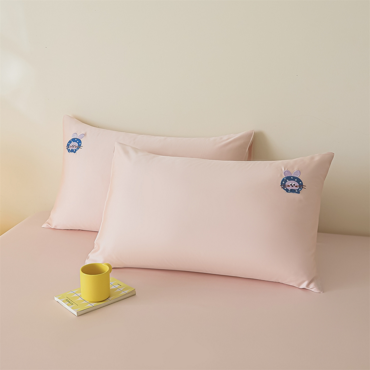 91家纺网 家纺一手货源 找家纺 DC 2026新款莱赛尔天丝卡通刺绣单品床笠 冰雾粉