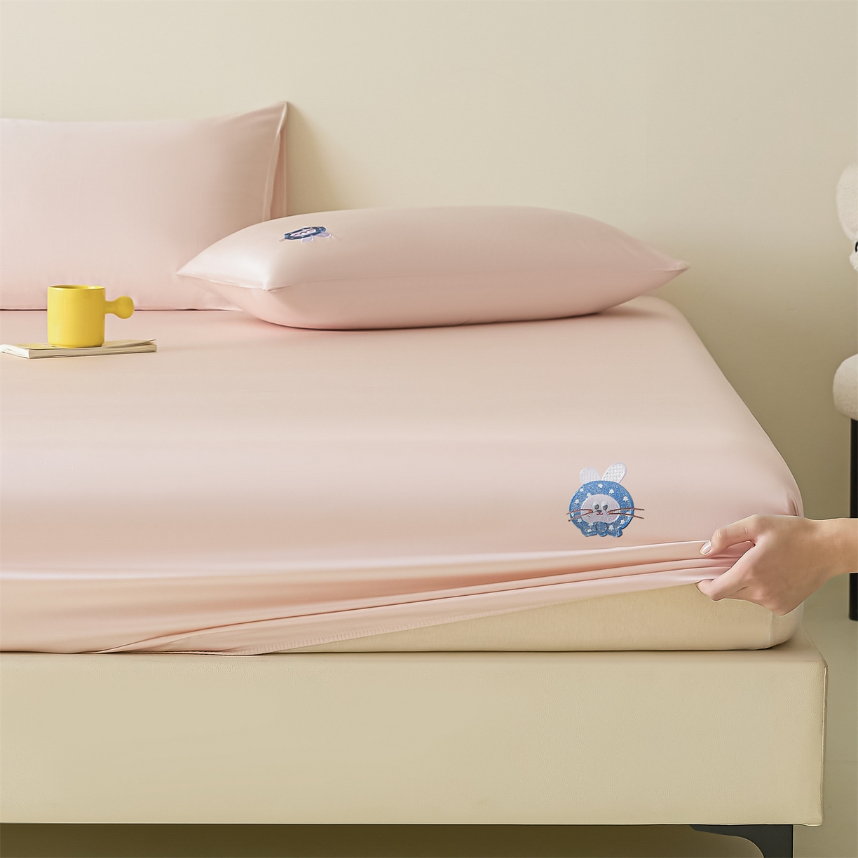 91家纺网 家纺一手货源 找家纺 DC 2026新款莱赛尔天丝卡通刺绣单品床笠 冰雾粉