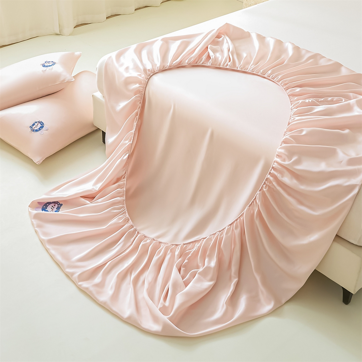 91家纺网 家纺一手货源 找家纺 DC 2026新款莱赛尔天丝卡通刺绣单品床笠 冰雾粉