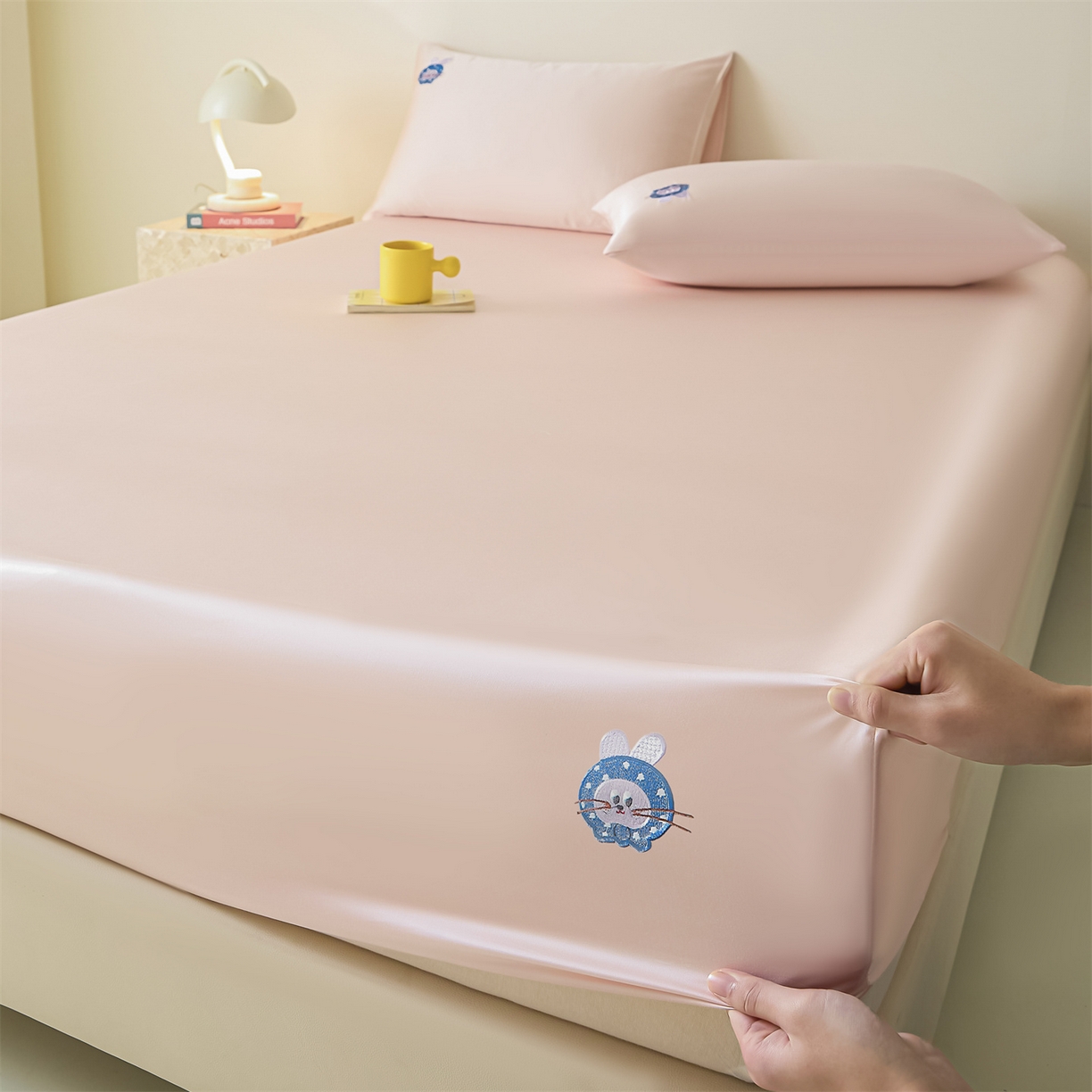 91家纺网 家纺一手货源 找家纺 DC 2026新款莱赛尔天丝卡通刺绣单品床笠 冰雾粉