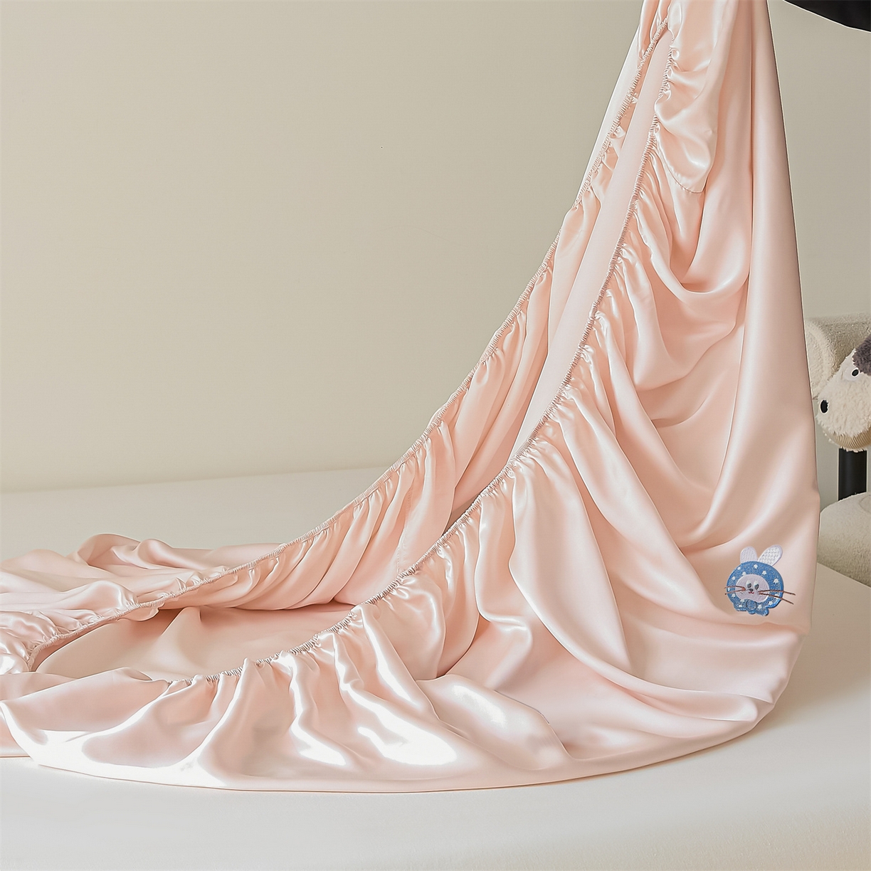 91家纺网 家纺一手货源 找家纺 DC 2026新款莱赛尔天丝卡通刺绣单品床笠 冰雾粉