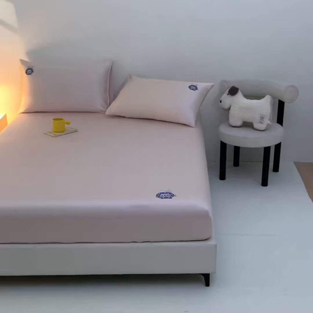 91家纺网 家纺一手货源 找家纺 DC 2026新款莱赛尔天丝卡通刺绣单品床笠 冰雾粉