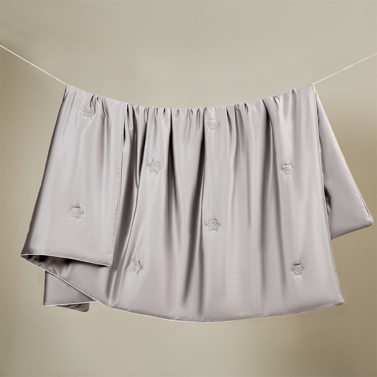 91家纺网 家纺一手货源 找家纺 无界 2026新款水洗真丝夏被-麻绳雪花绗缝-伊芙琳 伊芙琳 烟灰