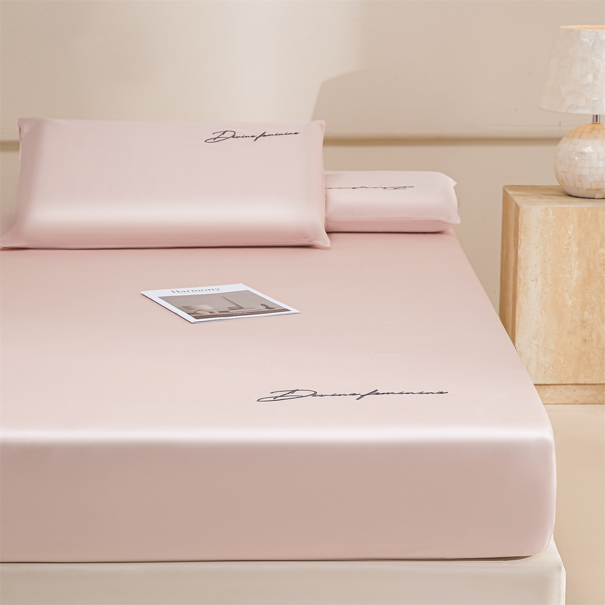 91家纺网 家纺一手货源 找家纺 DC 2026新款莱赛尔天丝轻奢刺绣单品床笠 冰雾粉