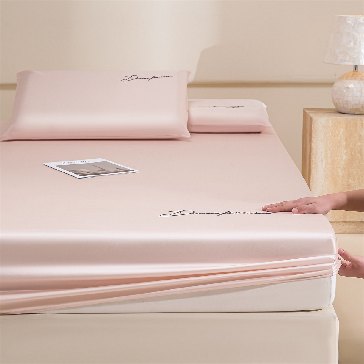 91家纺网 家纺一手货源 找家纺 DC 2026新款莱赛尔天丝轻奢刺绣单品床笠 冰雾粉