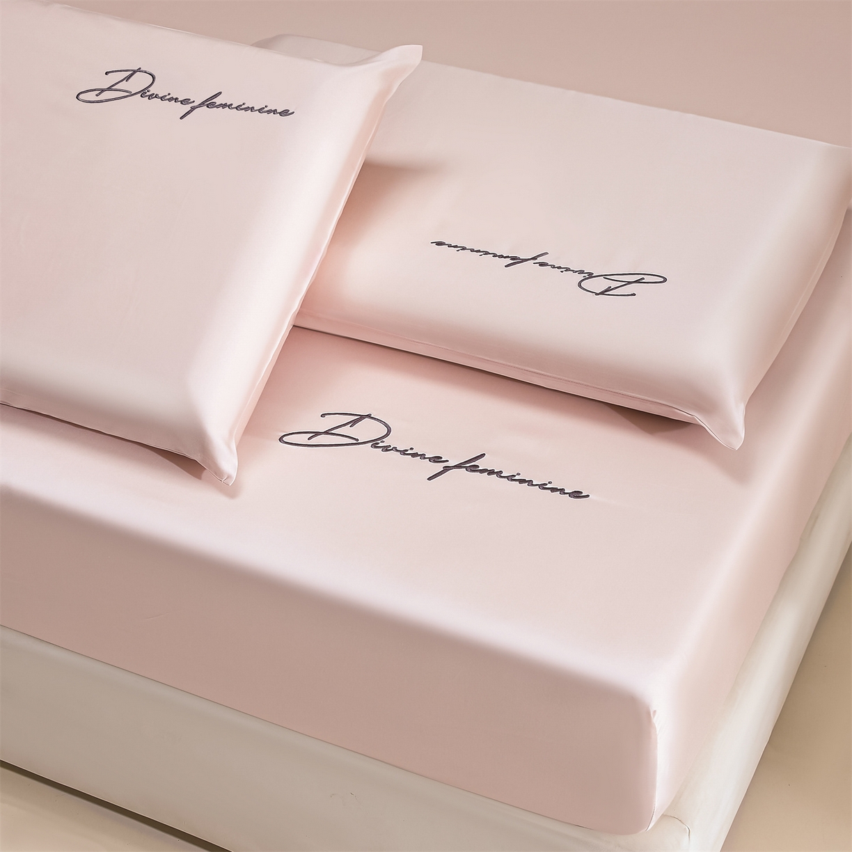 91家纺网 家纺一手货源 找家纺 DC 2026新款莱赛尔天丝轻奢刺绣单品床笠 冰雾粉