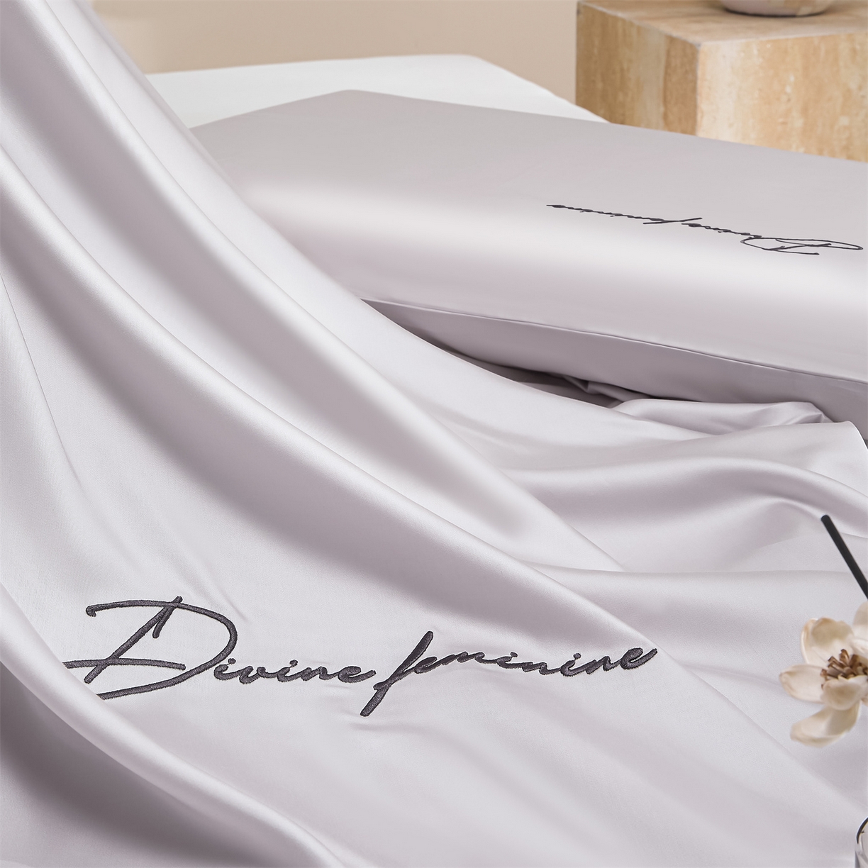 91家纺网 家纺一手货源 找家纺 DC 2026新款莱赛尔天丝轻奢刺绣单品床笠 流沙灰