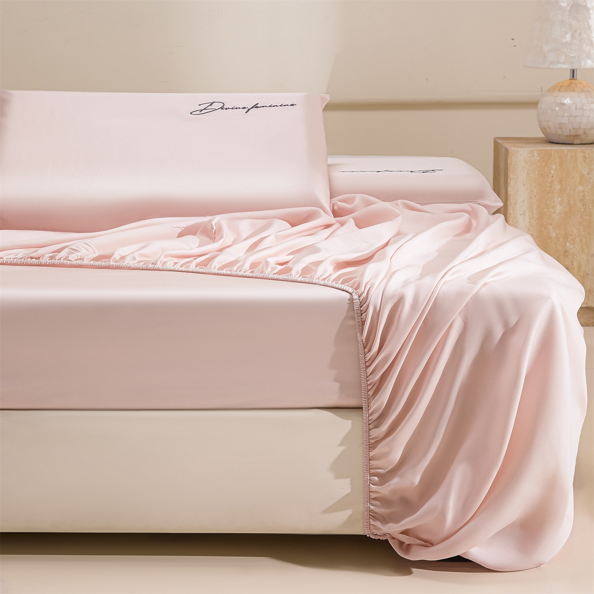 91家纺网 家纺一手货源 找家纺 DC 2026新款莱赛尔天丝轻奢刺绣单品床笠 冰雾粉