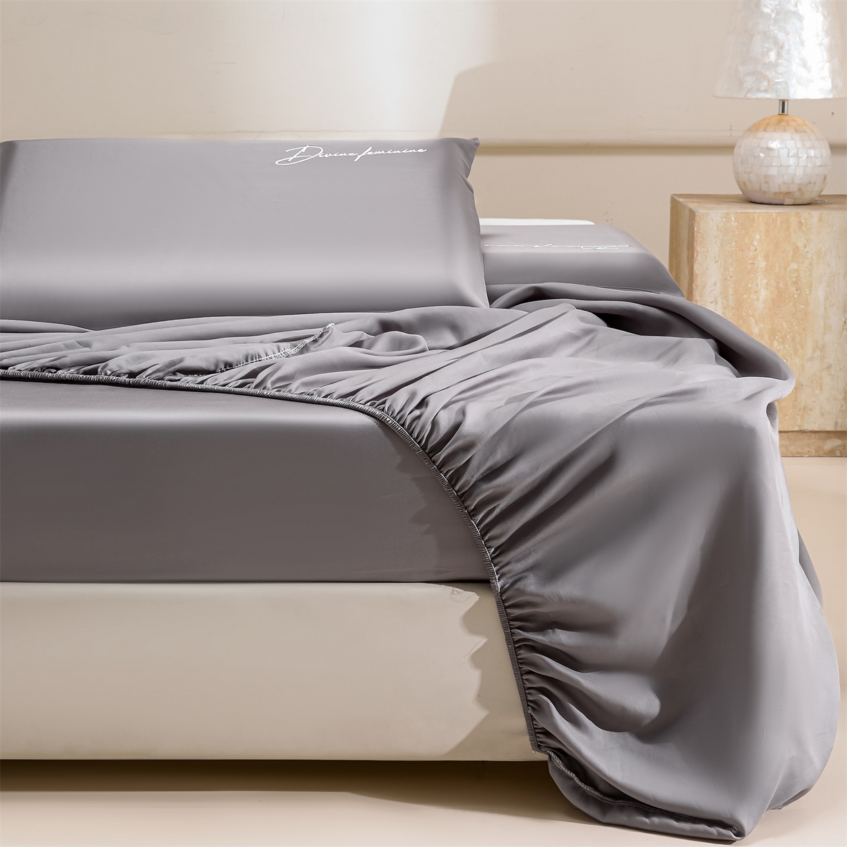 91家纺网 家纺一手货源 找家纺 DC 2026新款莱赛尔天丝轻奢刺绣单品床笠 经典灰