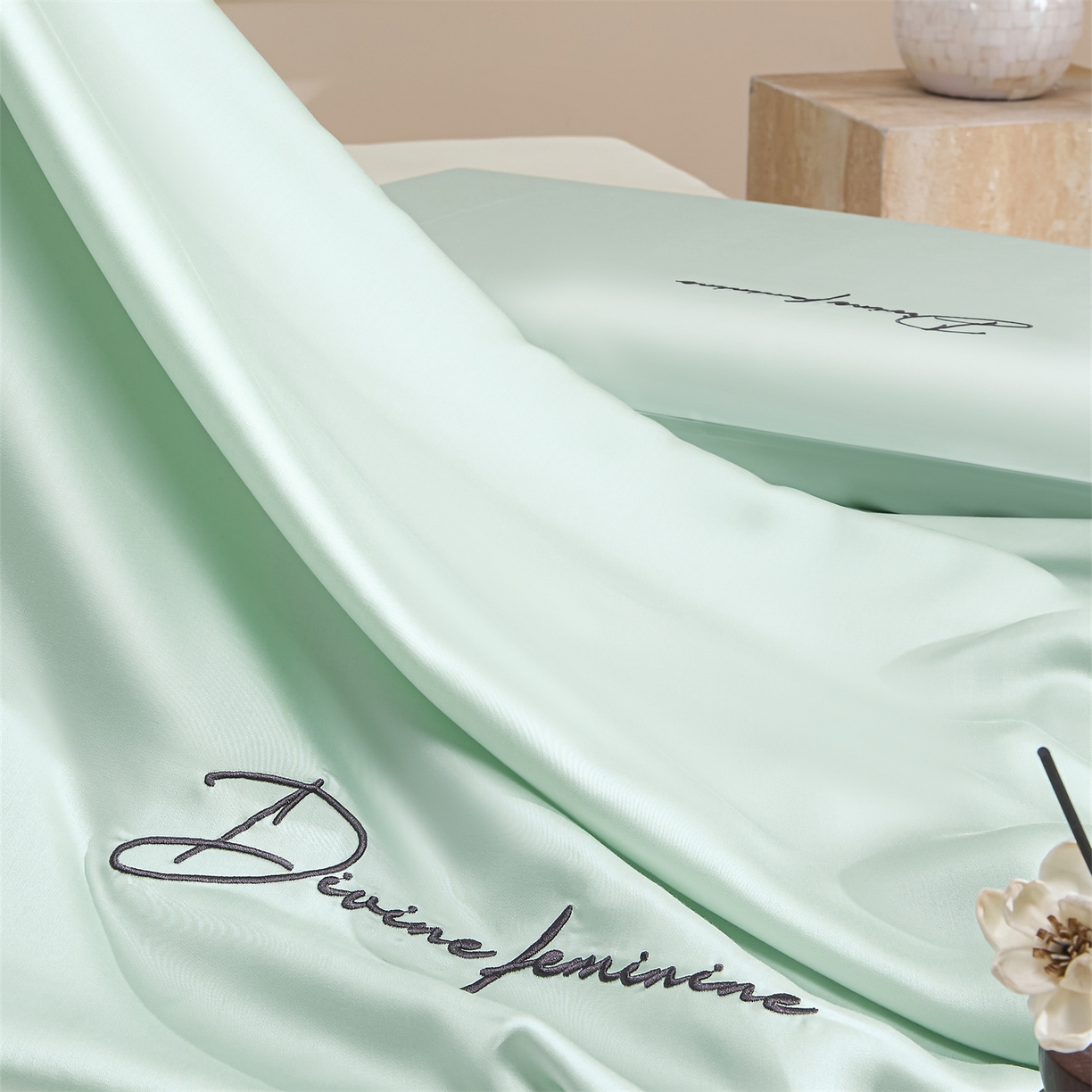 91家纺网 家纺一手货源 找家纺 DC 2026新款莱赛尔天丝轻奢刺绣单品床笠 亚丁绿