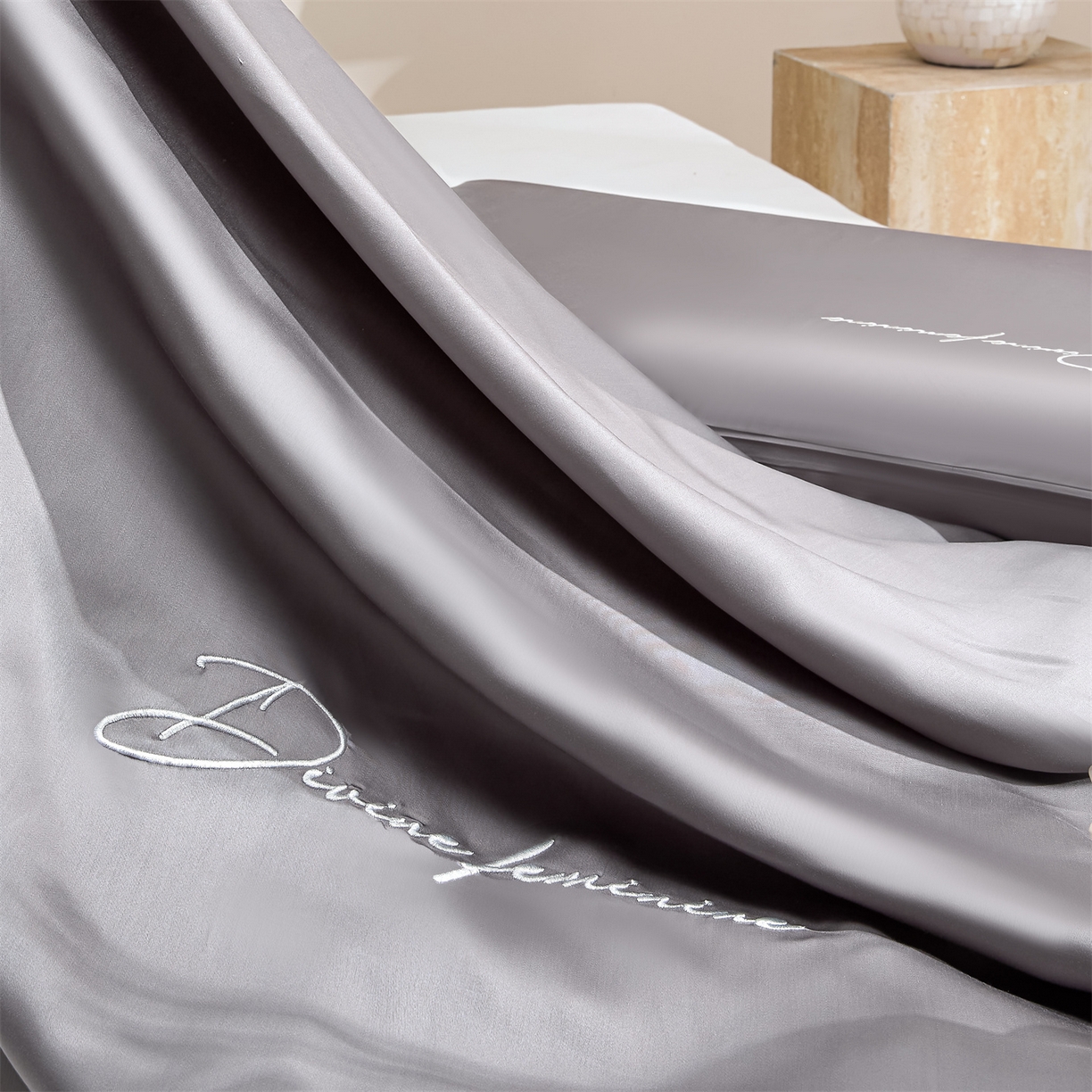 91家纺网 家纺一手货源 找家纺 DC 2026新款莱赛尔天丝轻奢刺绣单品床笠 经典灰