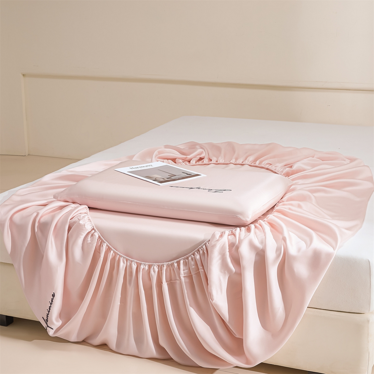 91家纺网 家纺一手货源 找家纺 DC 2026新款莱赛尔天丝轻奢刺绣单品床笠 冰雾粉