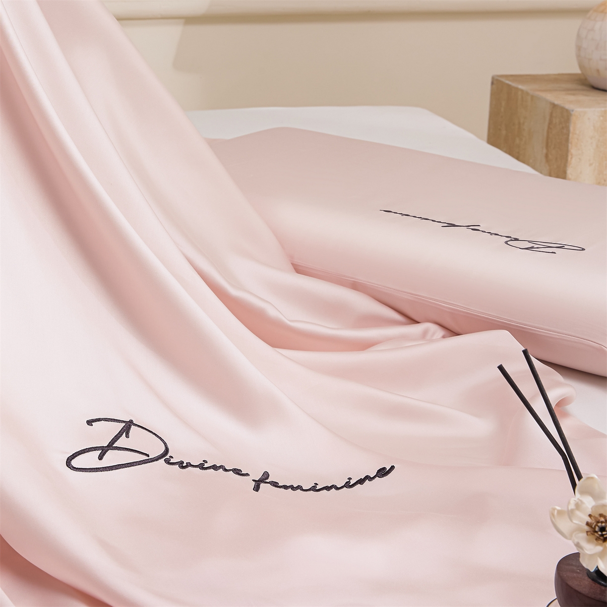 91家纺网 家纺一手货源 找家纺 DC 2026新款莱赛尔天丝轻奢刺绣单品床笠 冰雾粉