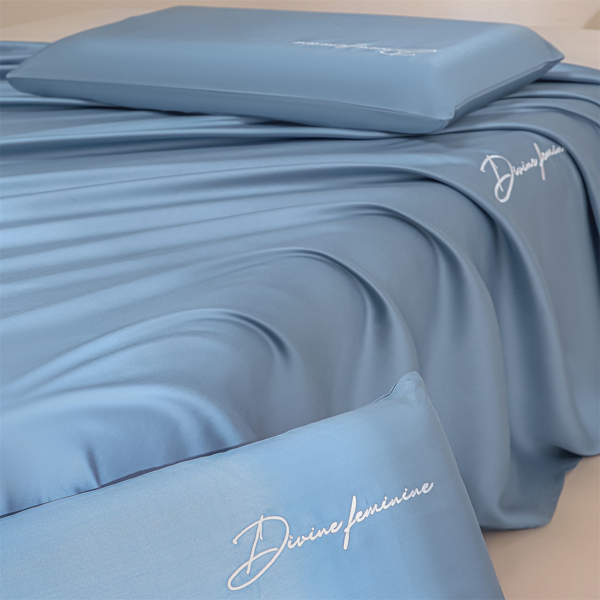 91家纺网 家纺一手货源 找家纺 DC 2026新款莱赛尔天丝轻奢刺绣单品床单 梵高蓝