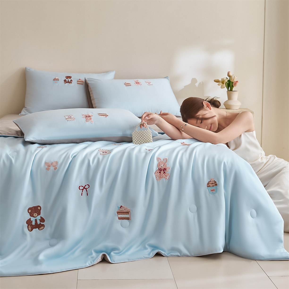 91家纺网 家纺一手货源 找家纺 DC 2026新款A类兰精天丝麻绳平绣系列夏被四件套 婴儿蓝+冰川灰（焦糖小熊）