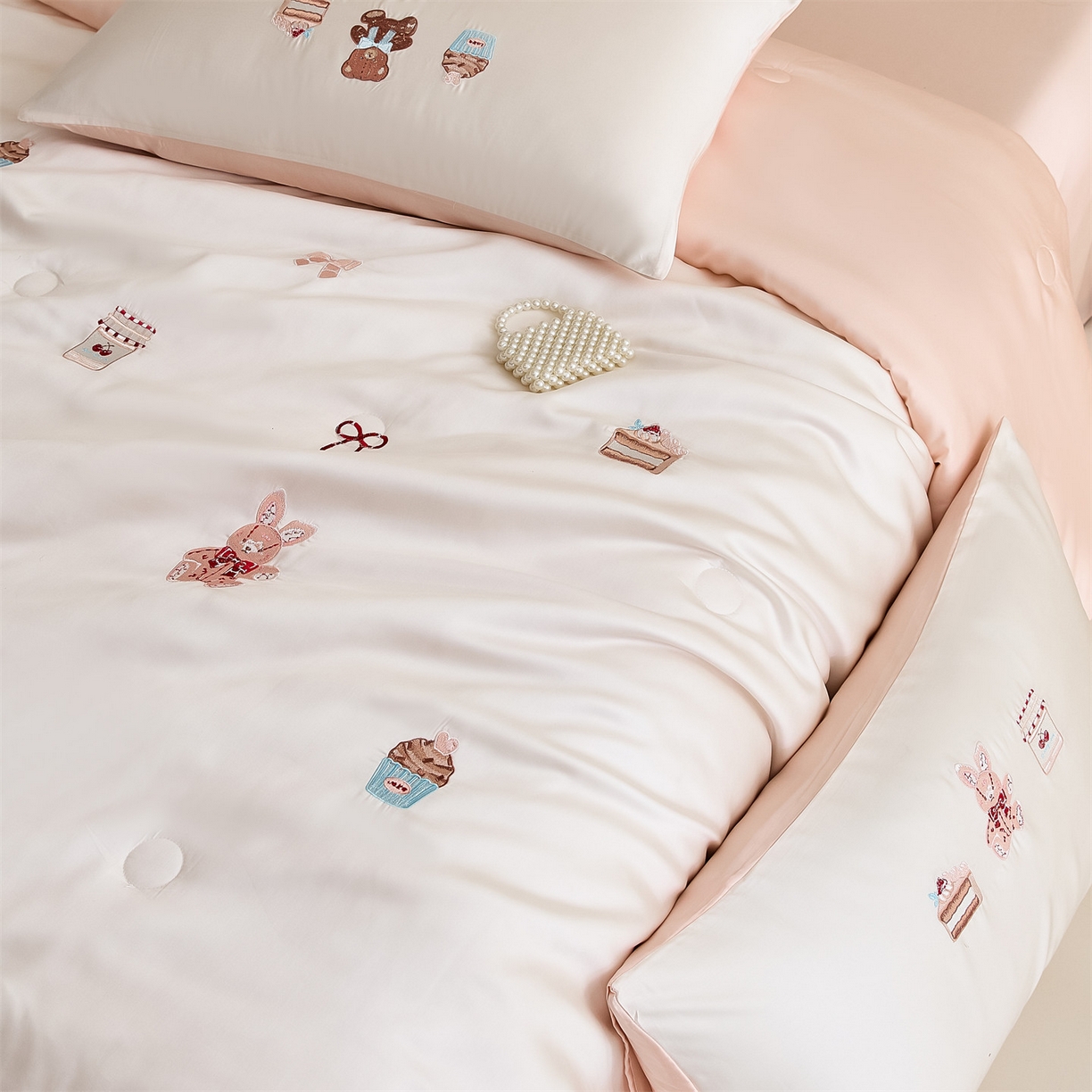 91家纺网 家纺一手货源 找家纺 DC 2026新款A类兰精天丝麻绳平绣系列夏被四件套 元气白桃+半熟蜜桃（焦糖小熊）