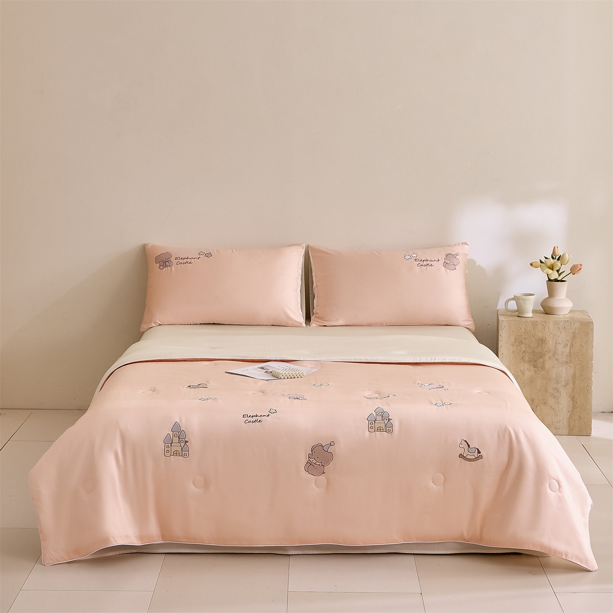 91家纺网 家纺一手货源 找家纺 DC 2026新款A类兰精天丝麻绳平绣系列夏被四件套 半熟蜜桃+元气白桃（小象城堡）