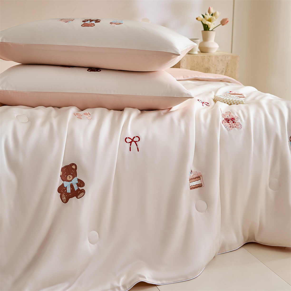 91家纺网 家纺一手货源 找家纺 DC 2026新款A类兰精天丝麻绳平绣系列夏被四件套 元气白桃+半熟蜜桃（焦糖小熊）