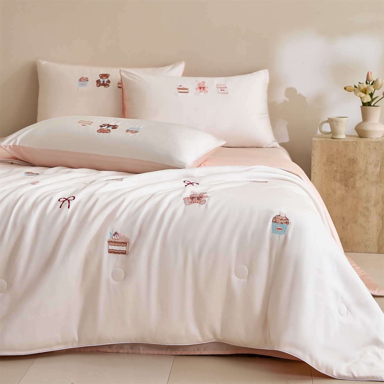 91家纺网 家纺一手货源 找家纺 DC 2026新款A类兰精天丝麻绳平绣系列夏被四件套 元气白桃+半熟蜜桃（焦糖小熊）