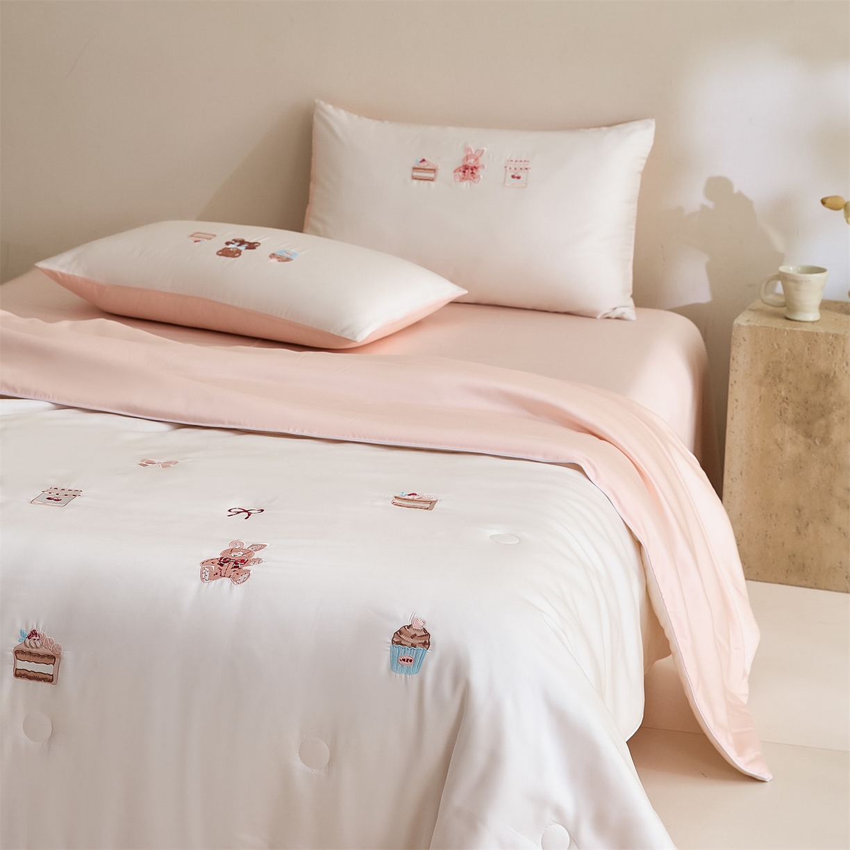 91家纺网 家纺一手货源 找家纺 DC 2026新款A类兰精天丝麻绳平绣系列夏被四件套 元气白桃+半熟蜜桃（焦糖小熊）