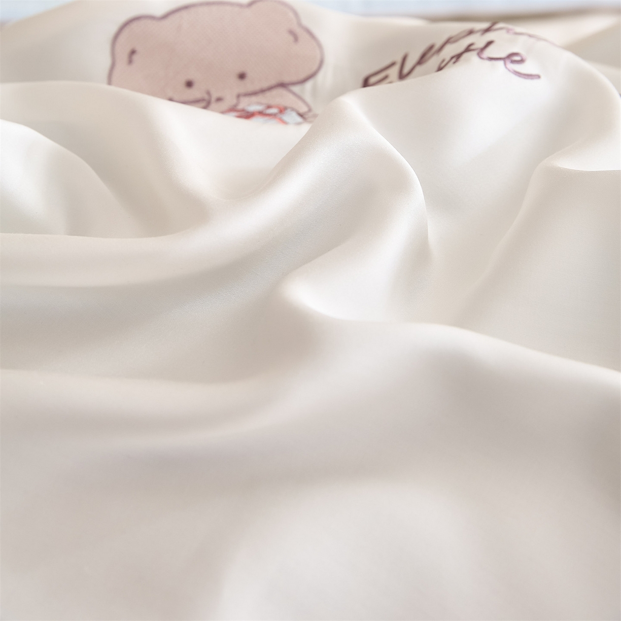 91家纺网 家纺一手货源 找家纺 DC 2026新款A类兰精天丝麻绳平绣系列夏被四件套 元气白桃+婴儿蓝（小象城堡）