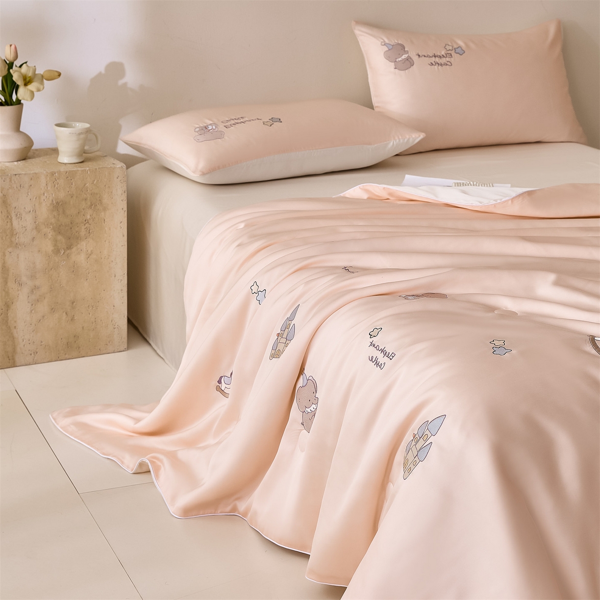 91家纺网 家纺一手货源 找家纺 DC 2026新款A类兰精天丝麻绳平绣系列夏被四件套 半熟蜜桃+元气白桃（小象城堡）