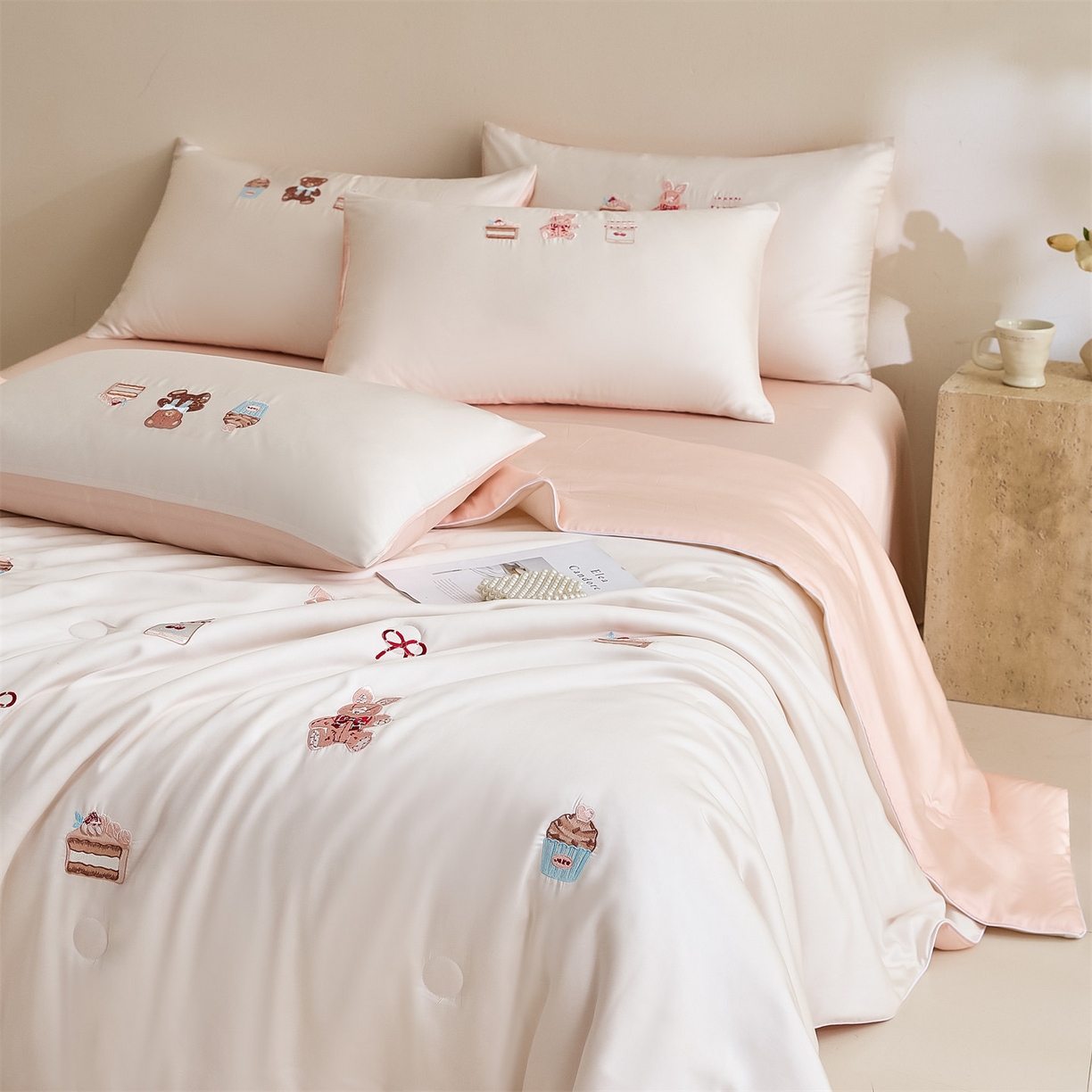 91家纺网 家纺一手货源 找家纺 DC 2026新款A类兰精天丝麻绳平绣系列夏被四件套 元气白桃+半熟蜜桃（焦糖小熊）