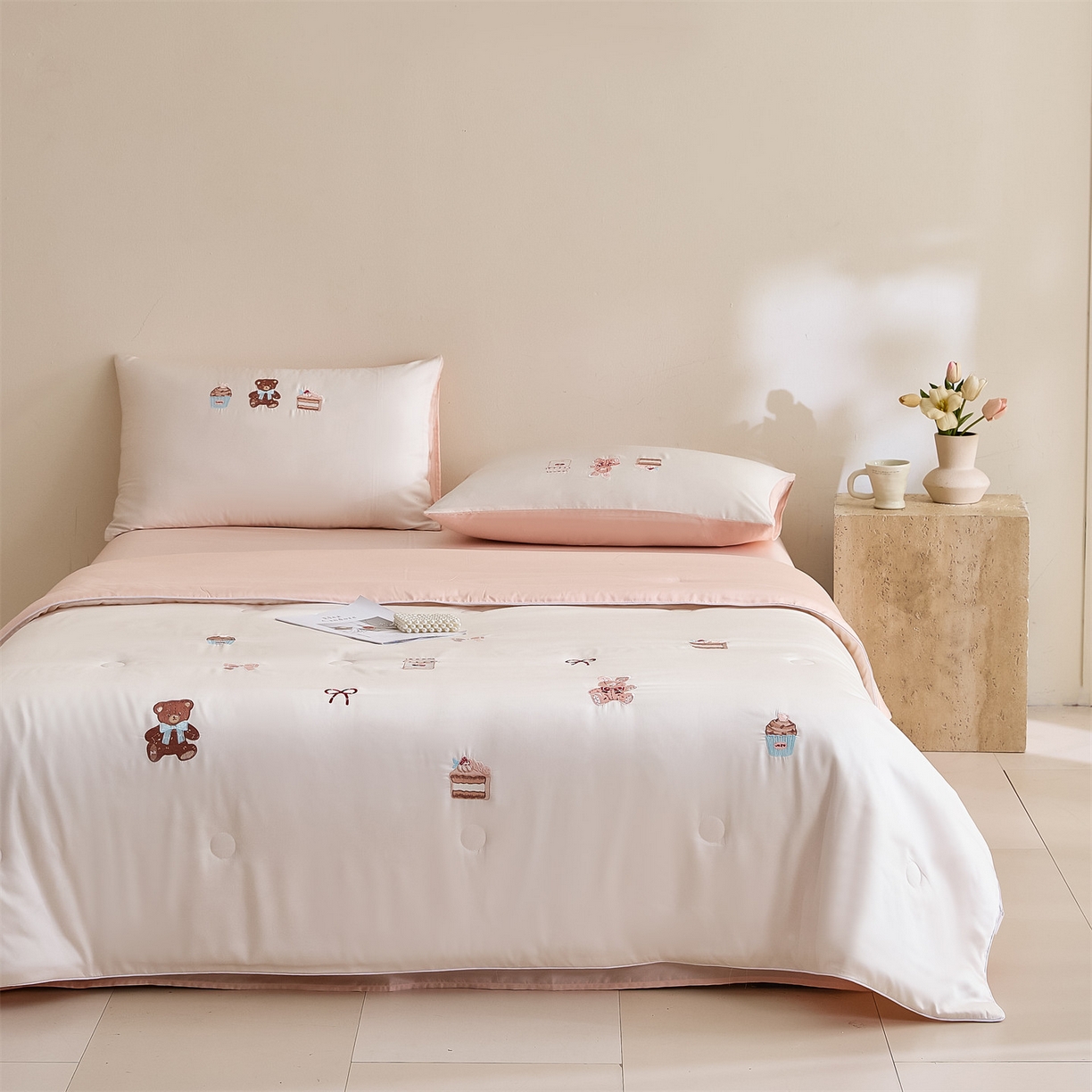 91家纺网 家纺一手货源 找家纺 DC 2026新款A类兰精天丝麻绳平绣系列夏被四件套 元气白桃+半熟蜜桃（焦糖小熊）