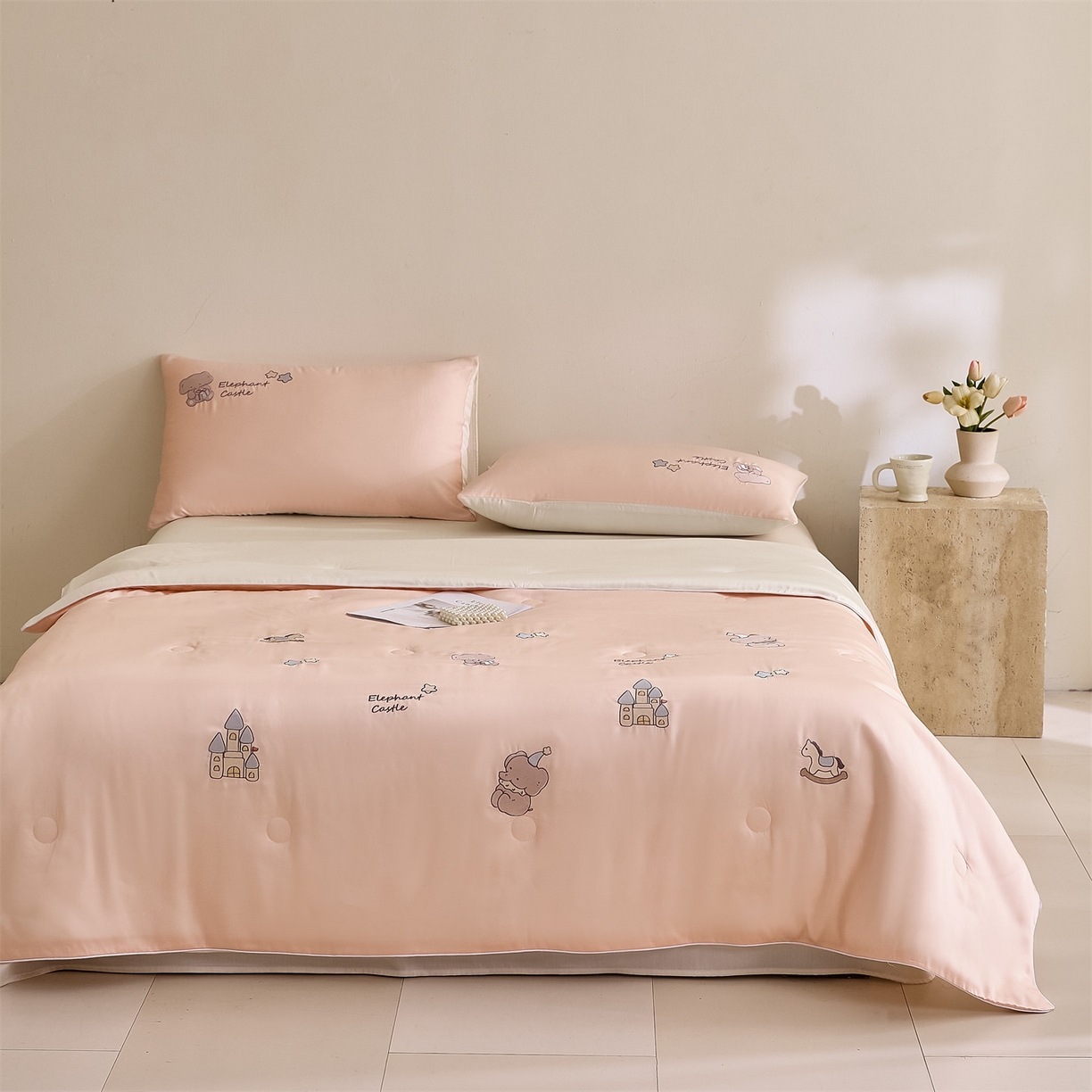 91家纺网 家纺一手货源 找家纺 DC 2026新款A类兰精天丝麻绳平绣系列夏被四件套 半熟蜜桃+元气白桃（小象城堡）