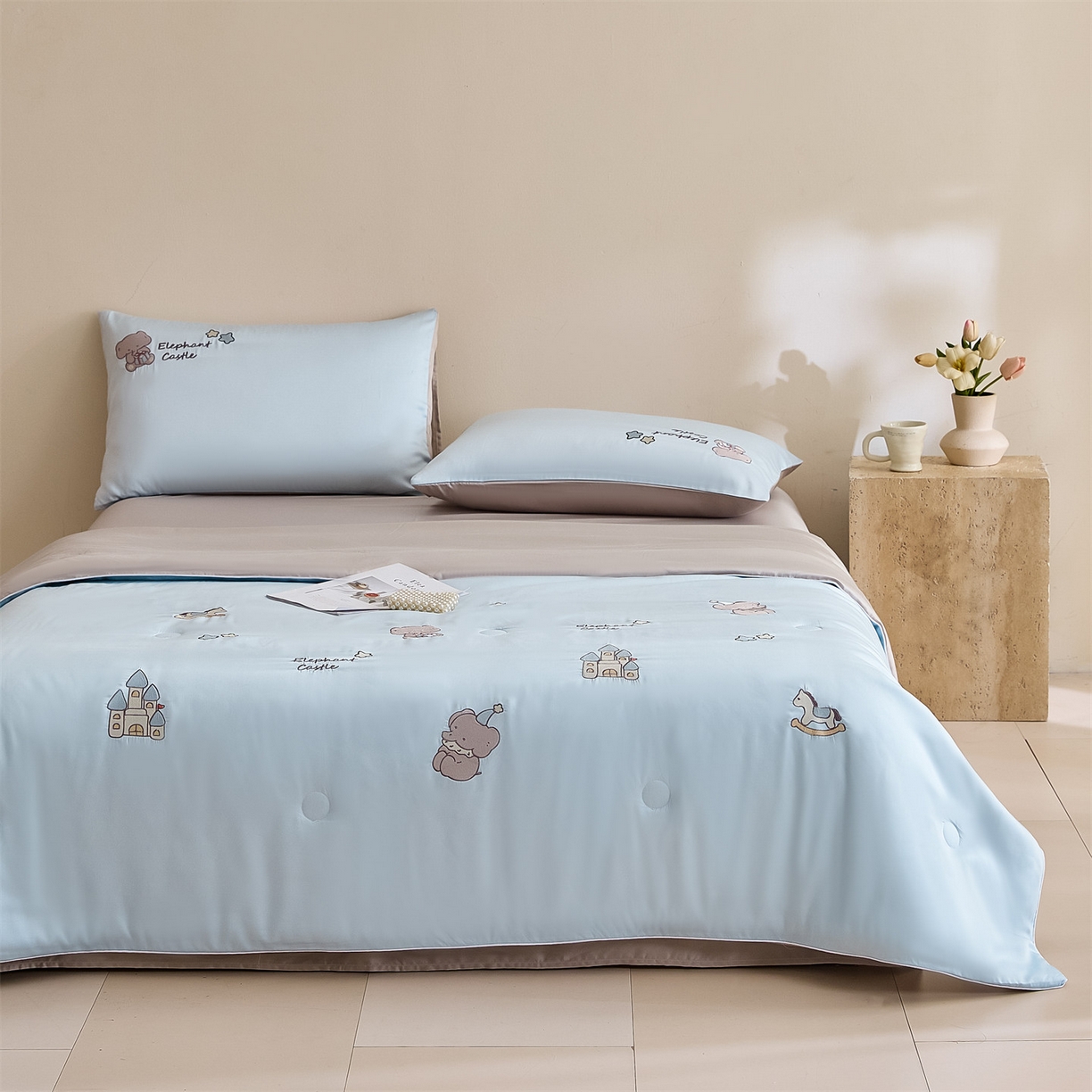 91家纺网 家纺一手货源 找家纺 DC 2026新款A类兰精天丝麻绳平绣系列夏被四件套 婴儿蓝+冰川灰（小象城堡）