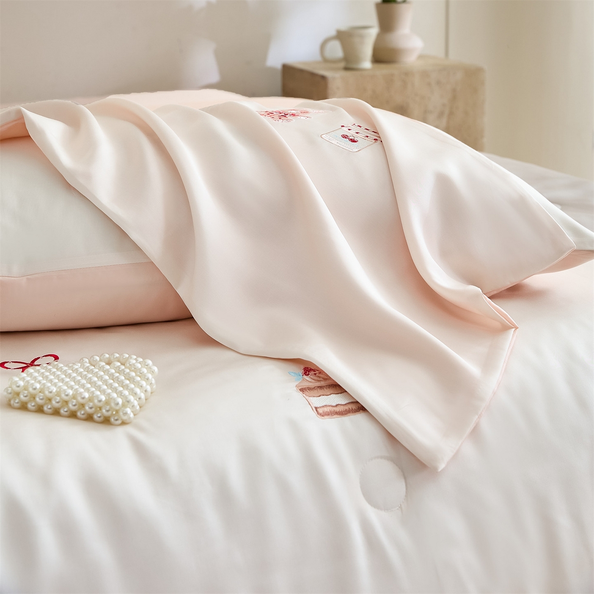 91家纺网 家纺一手货源 找家纺 DC 2026新款A类兰精天丝麻绳平绣系列夏被四件套 元气白桃+半熟蜜桃（焦糖小熊）