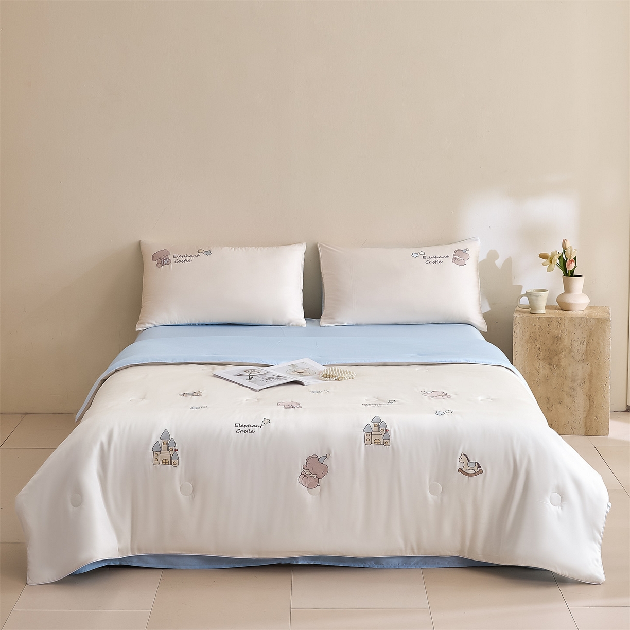 91家纺网 家纺一手货源 找家纺 DC 2026新款A类兰精天丝麻绳平绣系列夏被四件套 元气白桃+婴儿蓝（小象城堡）