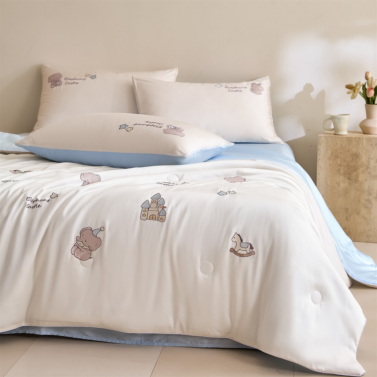 91家纺网 家纺一手货源 找家纺 DC 2026新款A类兰精天丝麻绳平绣系列夏被四件套 元气白桃+婴儿蓝（小象城堡）