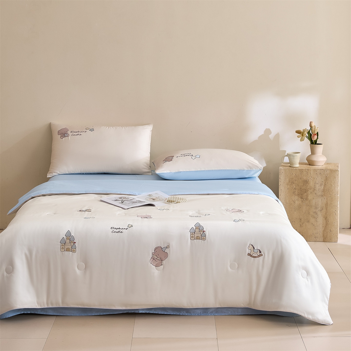 91家纺网 家纺一手货源 找家纺 DC 2026新款A类兰精天丝麻绳平绣系列夏被四件套 元气白桃+婴儿蓝（小象城堡）