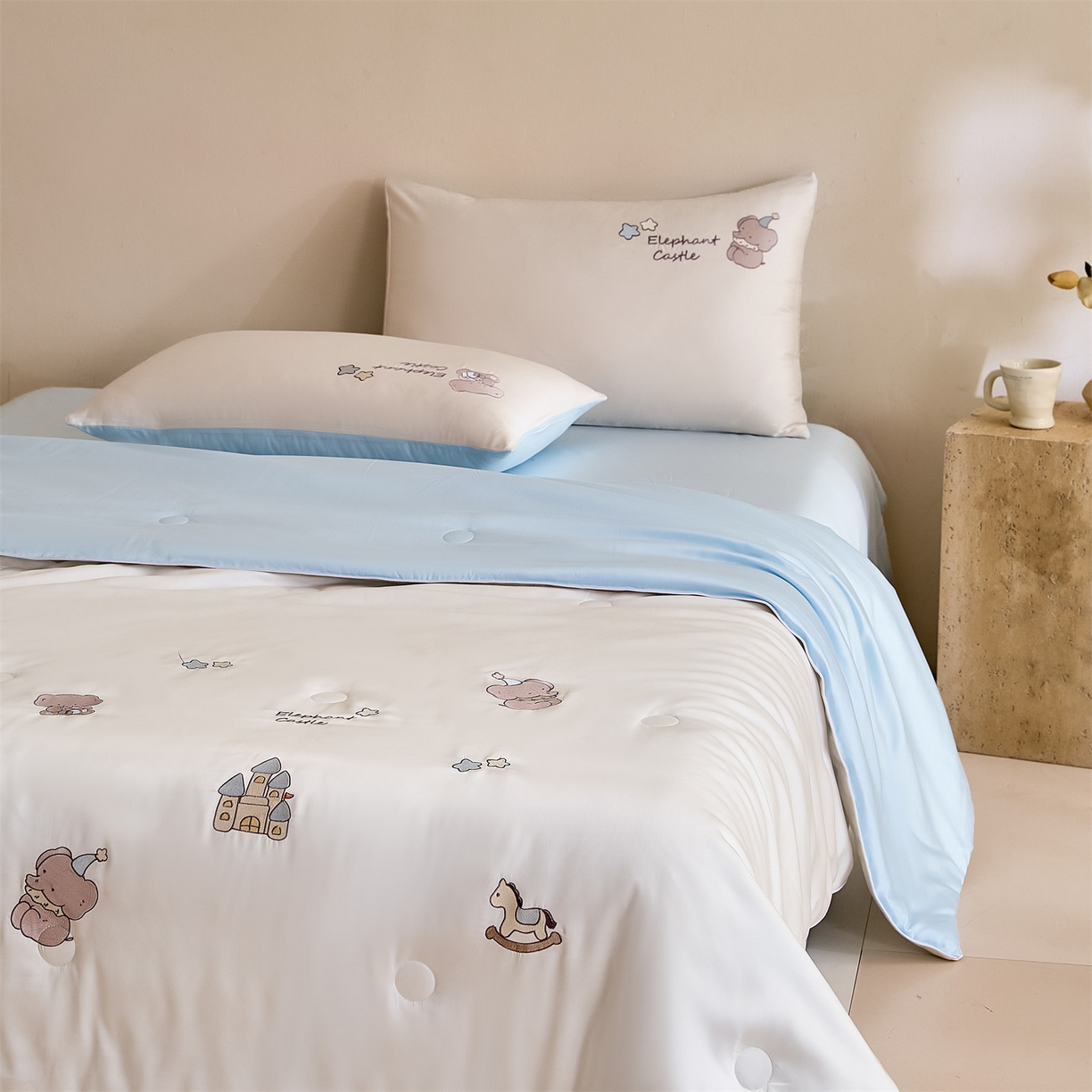 91家纺网 家纺一手货源 找家纺 DC 2026新款A类兰精天丝麻绳平绣系列夏被四件套 元气白桃+婴儿蓝（小象城堡）