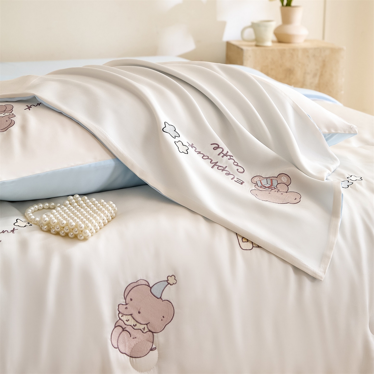 91家纺网 家纺一手货源 找家纺 DC 2026新款A类兰精天丝麻绳平绣系列夏被四件套 元气白桃+婴儿蓝（小象城堡）