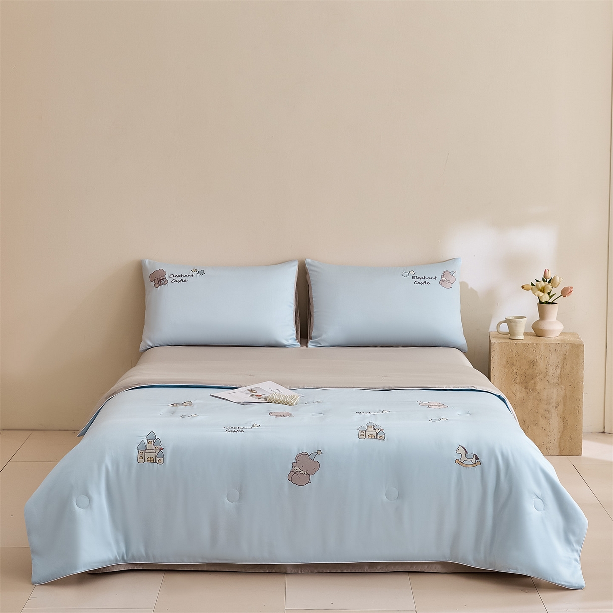 91家纺网 家纺一手货源 找家纺 DC 2026新款A类兰精天丝麻绳平绣系列夏被四件套 婴儿蓝+冰川灰（小象城堡）